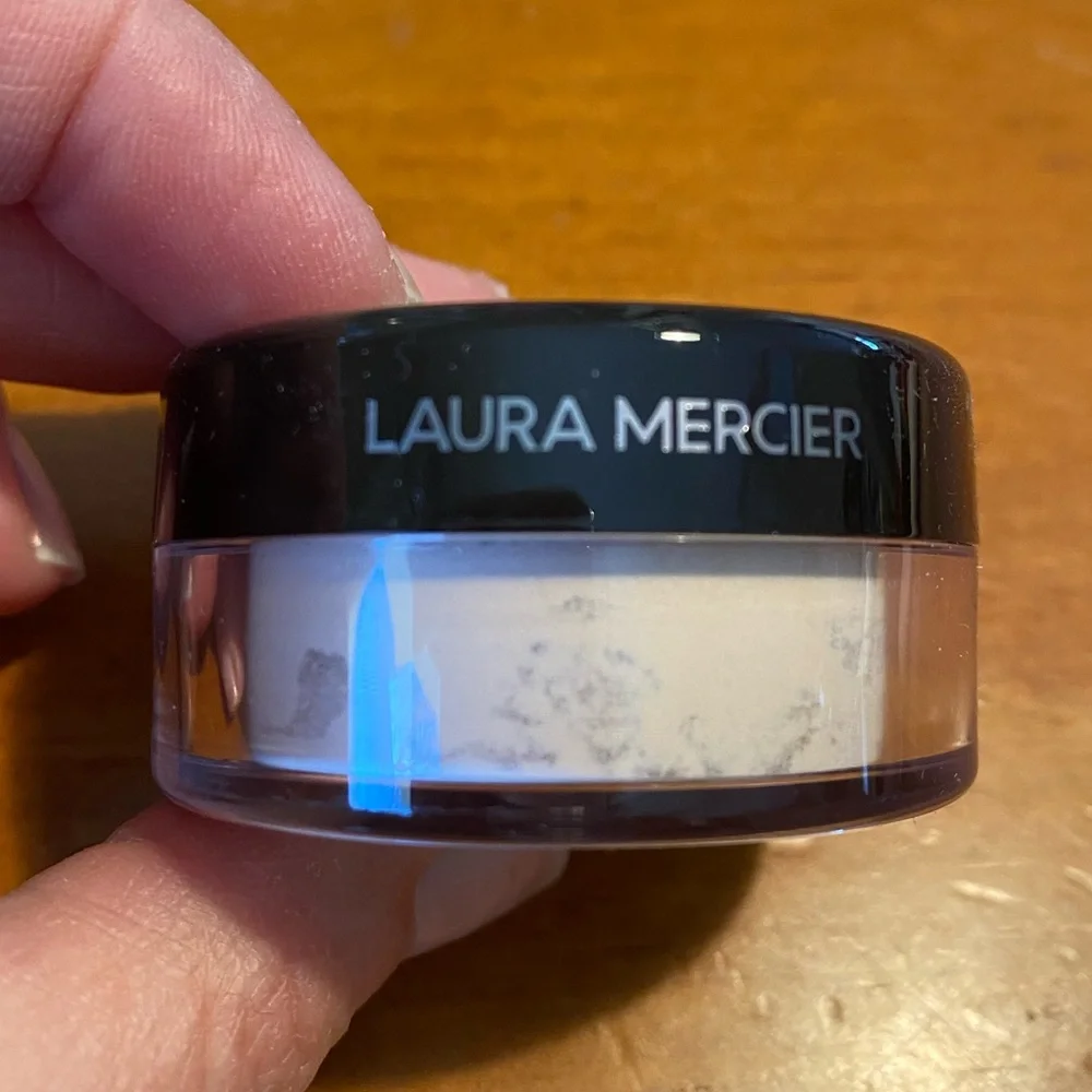 Laura Mercier Translucent Loose Setting Powder - Picture 3 of 13